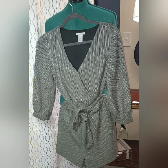 H&M 4 Black and White V Neck 3/4 Sleeve Short Romper Pockets and Belt - Picture 5 of 9